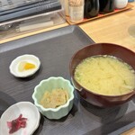 おうちごはん Ken's - みそ汁と小鉢｡