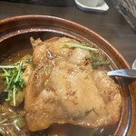 タイガーカレー - 骨なしチキン野菜カレー（1,750円）には、鶏もも肉1枚が入っている
