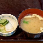魚々十 - 魚々十 日本橋本店 豊洲仲卸の刺身定食に付く漬物と味噌汁