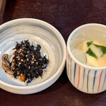魚々十 - 魚々十 日本橋本店 豊洲仲卸の刺身定食に付くヒジキ煮と茶碗蒸し