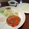 バッケンモーツアルト - ハンバーグランチ(税込1,200円)
①ハンバーグ&野菜サラダ(千切り甘藍&萵苣&ミニ蕃加)&ポテトサラダ&目玉焼き添え②白ご飯③若布スープ
デパートのレストラン街にある洋食屋さんぽい味わい