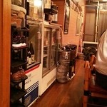 萌 - 手前がカウンター、奥がテーブル席です