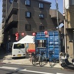 がんこパパ - コンテナを改造した店舗と脇のテント。