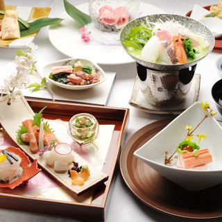 四季折々の旬の食材を使った、色彩豊かで見た目も美しい会席料理