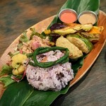 福木カフェ・商店 - 料理写真:月桃包み弁当(1,200円) 今回も美しい(⁠人⁠*⁠´⁠∀⁠｀⁠)⁠｡♡ パルダマご飯の色が綺麗。上でクルッとふーろー豆（じゅうろくささげ）手間暇かかっていて お値打ち過ぎと思います。