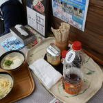山越うどん - 渋滞の原因はこれ！店内いたるところにあるから、レジしてすぐの場所では味付けしない禁