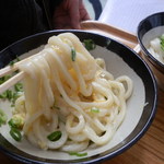 山越うどん - まずはかき混ぜてから、ザルだしか醤油を入れるんだよ