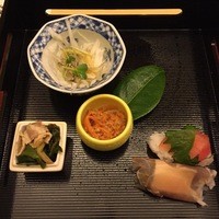 一灯 - 先付け５種盛
                  オニオンスライス、にんじん煮、葱と豚肉煮、フレッシュトマトの寿司、チーズ生ハムなど