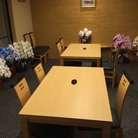 一灯 - 個室ではオープン祝いの蘭の鉢植えがまだまだ元気に咲き誇っている
                個室は最大１２名までの席が用意できるそうです