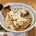 十勝豚丼 いっぴん - 料理写真:ブタさんがチョイと淋しい気もするが年寄りにゃこれくらいかな