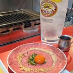 焼肉藤もと - レアロースユッケ ＆ メガレモンサワー