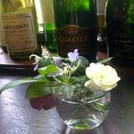 Brasserie Nakagawa - レストラン入り口前のホールにはたくさんのワインボトルをディスプレイ