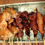 Ganso Yakitori Kushi Hacchin - 手羽先塩160円・砂肝塩100円・レバータレ100円・つくねタレ160円