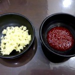 ラーメン富次郎 - 「汁なしラーメン」に付く辛味と別皿で提供していただいた刻みニンニク