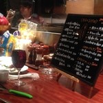 BISTRO CarneSio - グラス並々に注がれた赤ワイン…