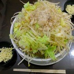 ラーメン（麺300g・野菜マシマシ・脂普通・ニンニク別盛りで普通）…税込700円