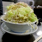 ラーメン（麺300g・野菜マシマシ・脂普通・ニンニク別盛りで普通）…税込700円
