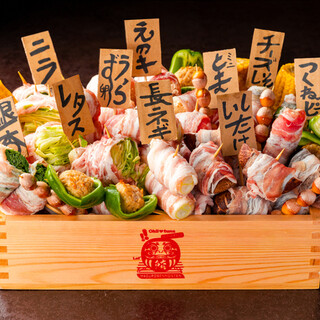 自慢の串焼き料理に舌鼓をうつ、和やかな空間！