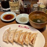 餃子の福包 - 焼き餃子（ニラニンニクなし） ・生海苔スープ  
調味料は2種類用意、お酢と辣油と醤油に、お酢と胡椒！
