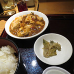 中国料理 百楽 - 主役の麻婆豆腐と手前はザーサイ