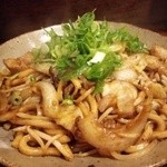 ど井鉄板焼 - 牛もつうどん900円