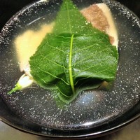 日本料理 太月 - お椀：鯛の桜葉包み、柚子の花