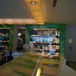 Meierei im Stadtpark - カウンターからチーズのディスプレイ