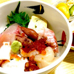 魚半 - 海鮮丼650円