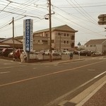 金田家 - お店から、駐車場を見ると、こんな感じです!!