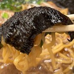ラーメン山岡家 - 海苔を巻いて