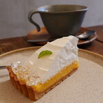 ヨウケル舎 - レモンクリームタルト（680円） 自家製ホットジンジャー（630円）