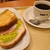 ドトールコーヒーショップ - Aセット(税込480円)
①ハム&玉子&サラダのトーストサンド
ハム&玉子フィリング&薄切り蕃加&馬鈴薯サラダ&萵苣 
お飲み物《セットドリンク》①HOTブレンド珈琲 