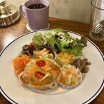 and HONMACHI - ごちそうプレート：マルゲリータマフィン(\1,500)　紅茶(\500)