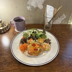 and HONMACHI - ごちそうプレート：マルゲリータマフィン(\1,500)　紅茶(\500)