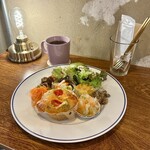 and HONMACHI - ごちそうプレート：マルゲリータマフィン(\1,500)　紅茶(\500)