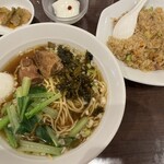 好記園 - ルーロ麺＋半炒飯（900円）・杏仁豆腐と搾菜が付いている