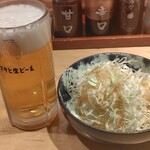 とんかつ馬車道さくら - 生ビール（630円）ど別盛りのキャベツ