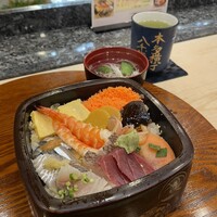 八千代鮨 - ちらし1,300円、ご飯大盛り100円