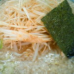 村山ホープ軒 - 大盛りのニンニク・ネギをトッピング！