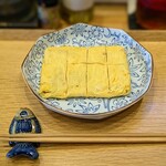 食菜　かま田 - かねてからの目論見どおり、まずは「島とうがらし入り 出汁巻き玉子」（800円）とノンアルビールでスタート♡　ワンオペなので混んでいるとツマミ系の注文はなんとなく憚られます。