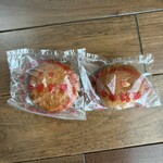 聚楽 - 月餅黒餡（左）と月餅白餡（右）