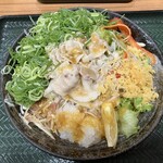 はなまるうどん - 料理写真:豚しゃぶサラダうどん中