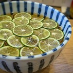 食菜　かま田 - 酢橘の冷かけ蕎麦（1,300円）美しく並べられた酢橘は超薄切りで、皮も種も気にならず一緒にいただけます。