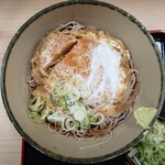 名代 箱根そば - 料理写真:2026年6月 冷し厚切りカツとじそば(小田原限定、10時から販売)+単品ネギ 980+30円