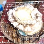 民宿まぐさ - 鮑の躍り焼き。立派な鮑です。