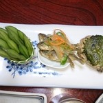 民宿まぐさ - 枝豆、小あじの南蛮漬け、さんが焼き♪ビールによく合います。