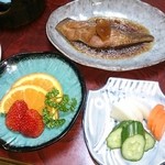 民宿まぐさ - カレイの煮付け、日本酒がすすみます。フルーツまで付いています！漬物がおいしい！