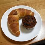よりみちぱん - 料理写真:塩パン(216円)、チョコロール(216円)