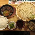 大衆食堂 てんぐ大ホール - サイコロステーキともりうどん定食