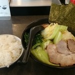 Tonkotsubanchou - 豚骨醤油 ￥680  キャベツ ￥150  ライス ￥10